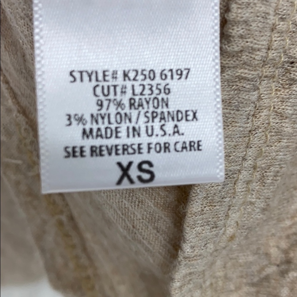 LF Emma & Sam V-Neck Box Cropped Top with Pocket - Picture 4 of 4
